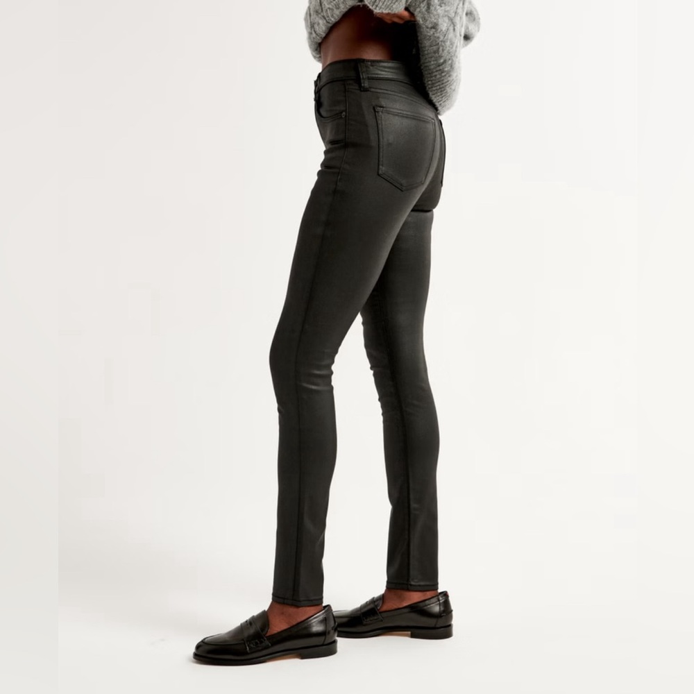 NWT Abercrombie high rise skinny jeans in Coated Black - size 33